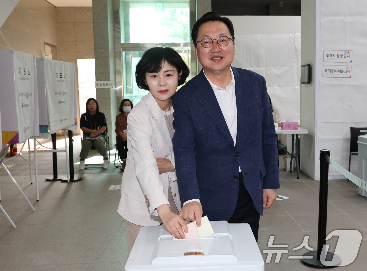 (대전=뉴스1) 김기태 기자 = 이장우 국민의힘 대전시장 후보 내외가 3일 대전 동구 중앙동 제2투표소에서 투표하고 있다. 2026.6.3/뉴스1