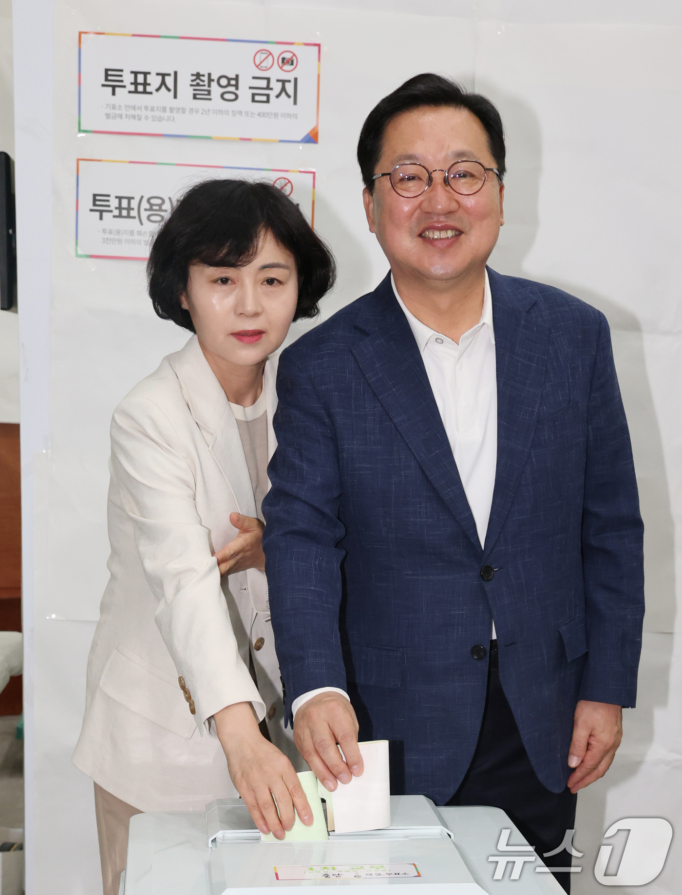 (대전=뉴스1) 김기태 기자 = 이장우 국민의힘 대전시장 후보 내외가 3일 대전 동구 중앙동 제2투표소에서 투표하고 있다. 2026.6.3/뉴스1