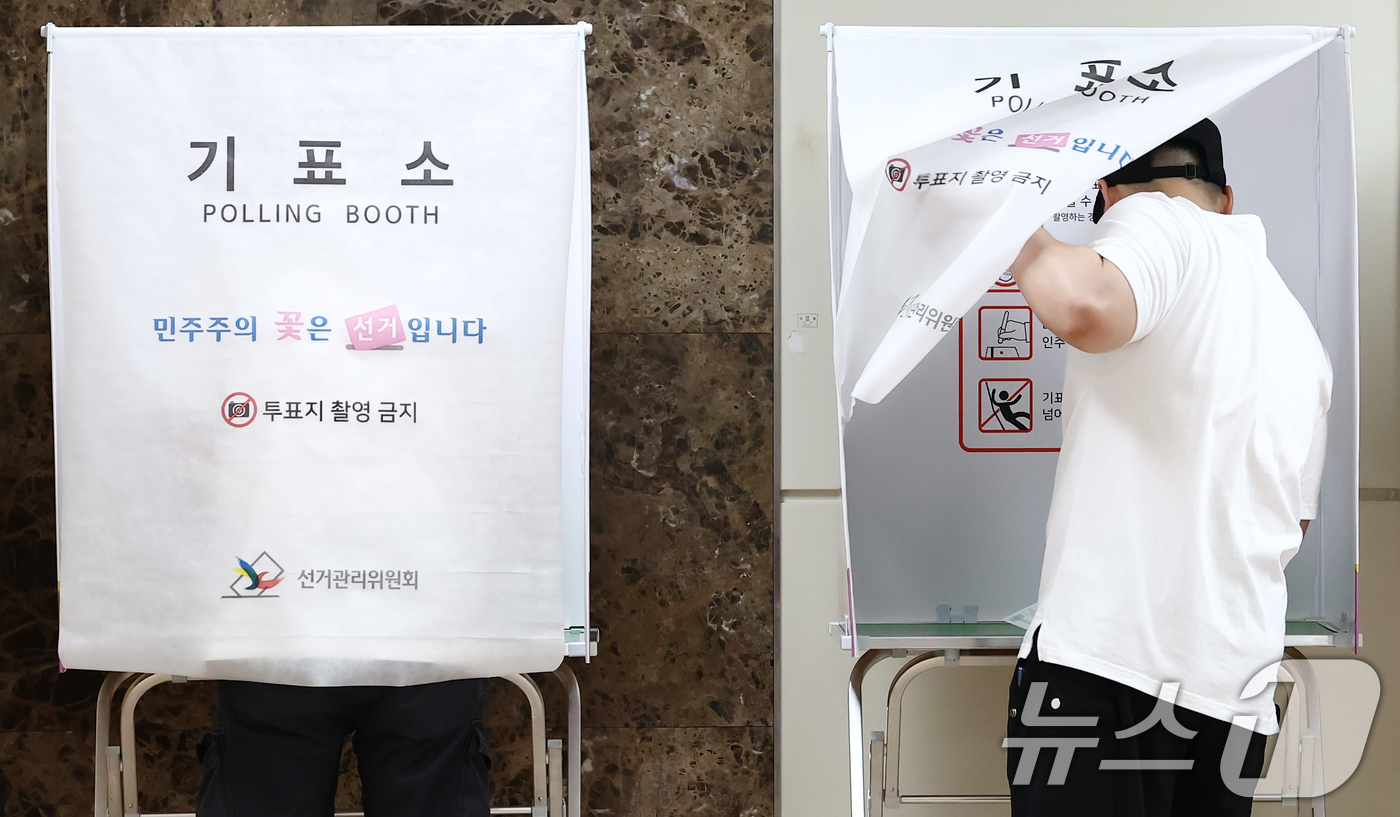 (서울=뉴스1) 김민지 기자 = 제9회 전국동시지방선거일인 3일 오전 서울 강남구 국민연금공단 서울남부지역본부에 투표소에서 시민들이 투표를 하고 있다. 2026.6.3/뉴스1