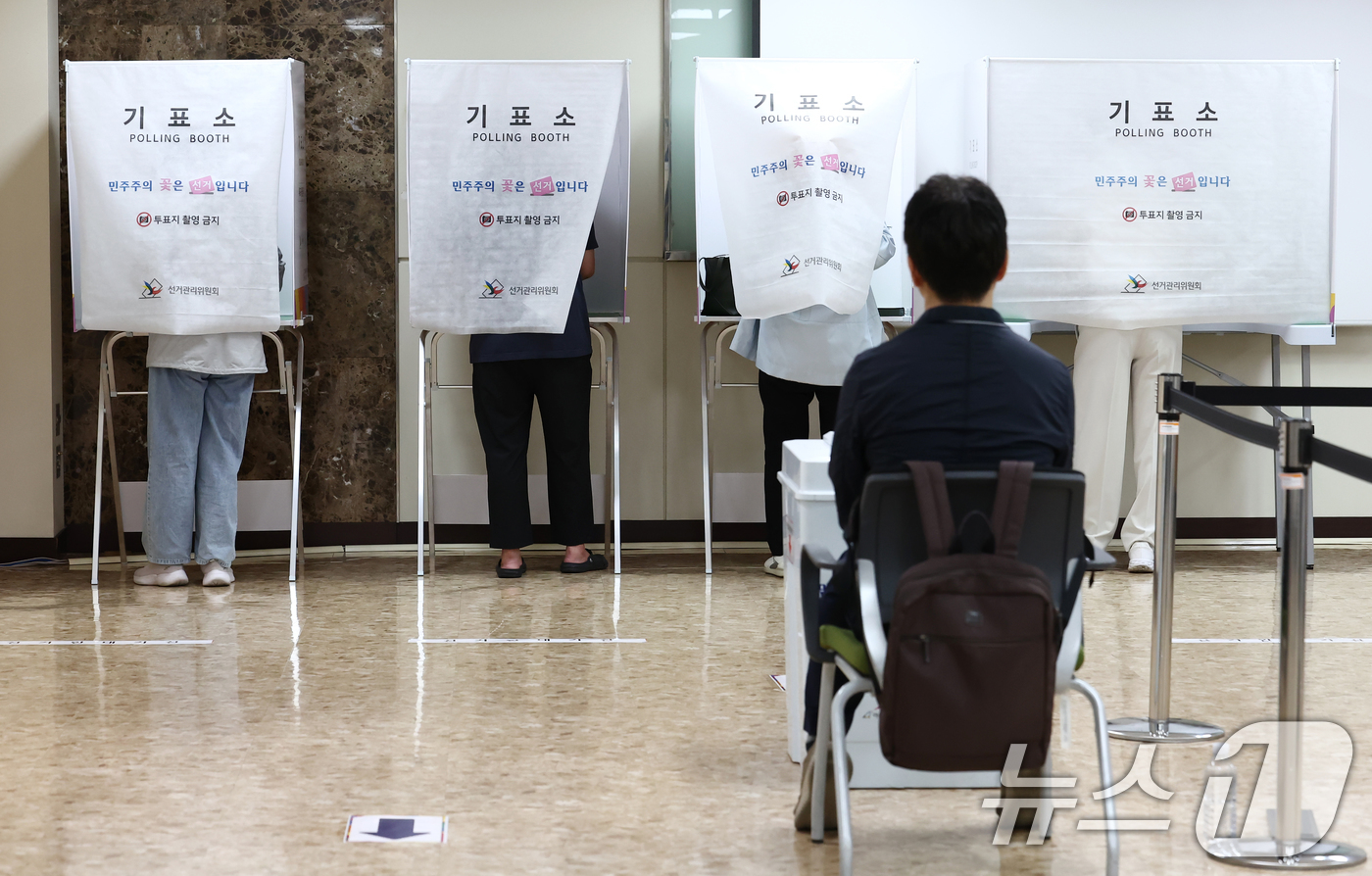(서울=뉴스1) 김민지 기자 = 제9회 전국동시지방선거일인 3일 오전 서울 강남구 국민연금공단 서울남부지역본부에 투표소에서 시민들이 투표를 하고 있다. 2026.6.3/뉴스1