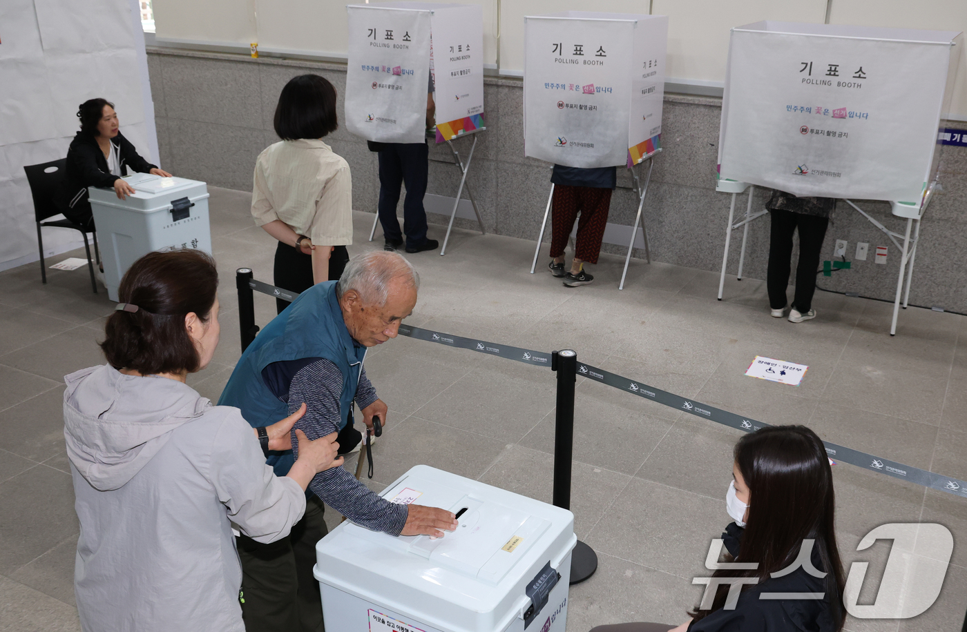 (대전=뉴스1) 김기태 기자 = 제9회 전국동시지방선거날인 3일 대전 동구 중앙동 제2투표소에서 시민들이 투표하고 있다.  2026.6.3/뉴스1