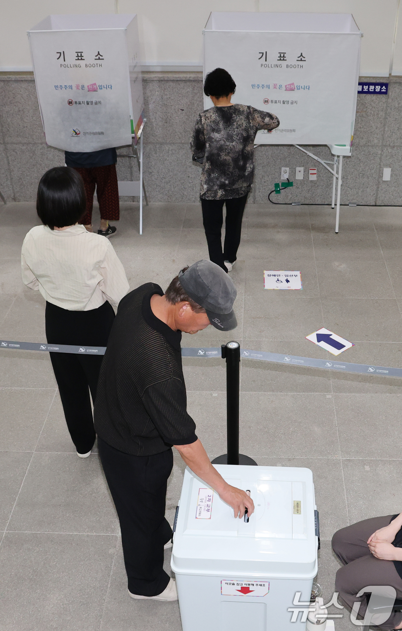 (대전=뉴스1) 김기태 기자 = 제9회 전국동시지방선거날인 3일 대전 동구 중앙동 제2투표소에서 시민들이 투표하고 있다.  2026.6.3/뉴스1
