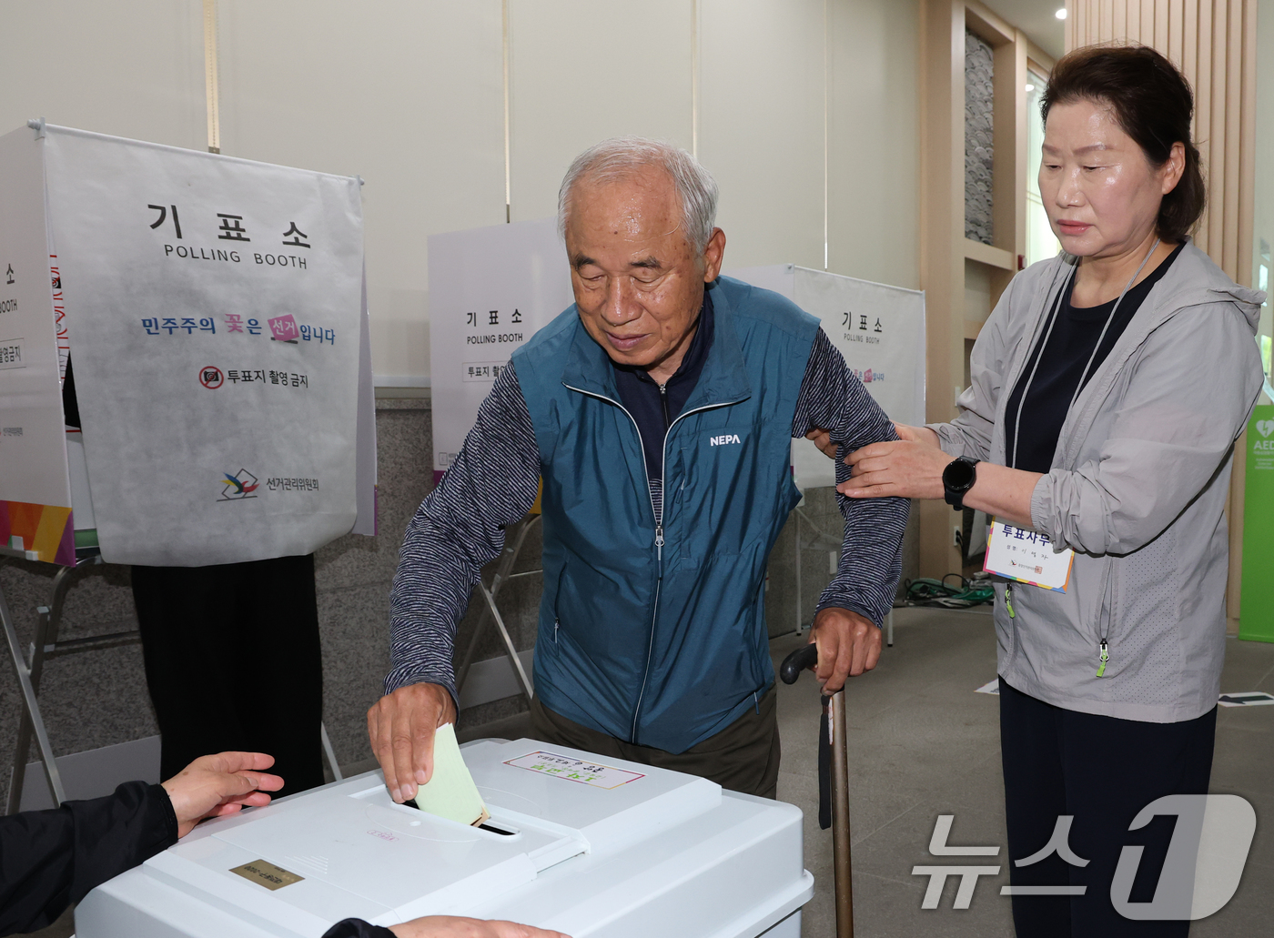 (대전=뉴스1) 김기태 기자 = 제9회 전국동시지방선거날인 3일 대전 동구 중앙동 제2투표소에서 시민들이 투표하고 있다.  2026.6.3/뉴스1