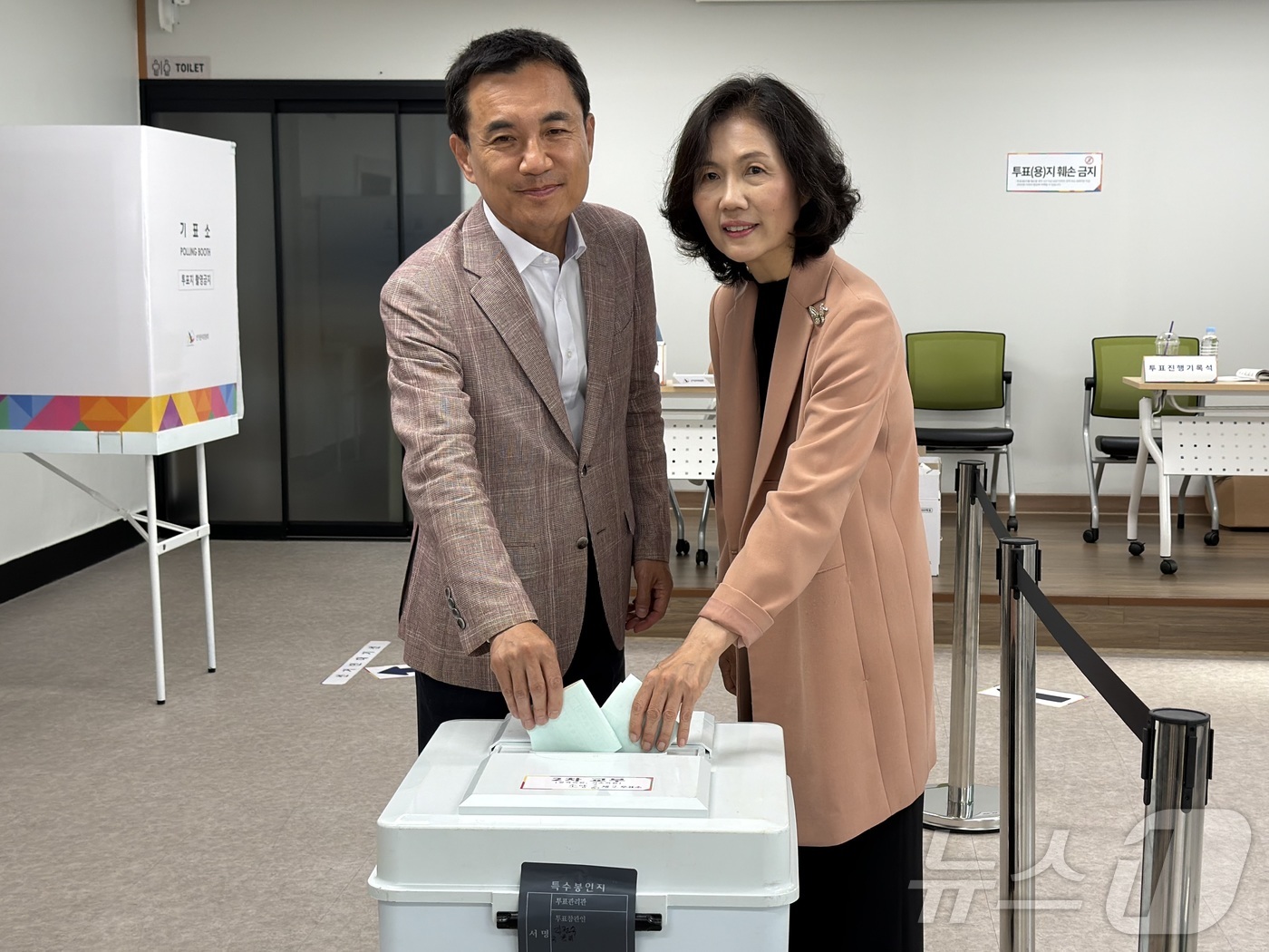(춘천=뉴스1) 한귀섭 기자 = 김진태 국민의힘 강원도지사 후보가 3일 오전 춘천시 요선동 춘천시자원봉사센터에 마련된 투표소를 찾아 배우자 원현순 씨와 한 표를 행사하고 있다. 2 …