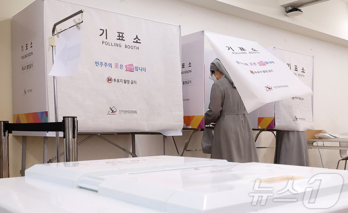 (서울=뉴스1) 김성진 기자 = 제9회 전국동시지방선거일인 3일 오전 서울 중구 명동주민센터에 마련된 투표소에서 수녀님들이 투표하고 있다.전국 광역단체장 16명, 교육감 16명, …