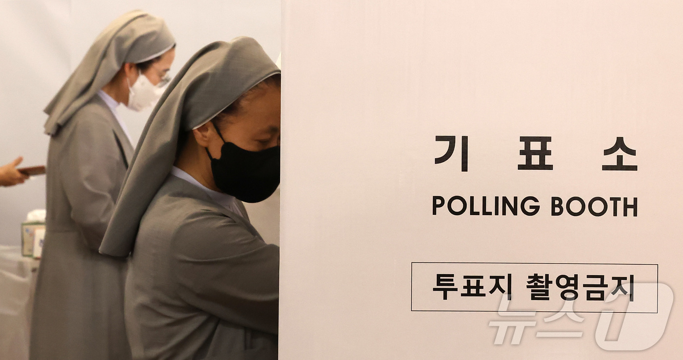 (서울=뉴스1) 김성진 기자 = 제9회 전국동시지방선거일인 3일 오전 서울 중구 명동주민센터에 마련된 투표소에서 수녀님들이 기표소로 향하고 있다.전국 광역단체장 16명, 교육감 1 …