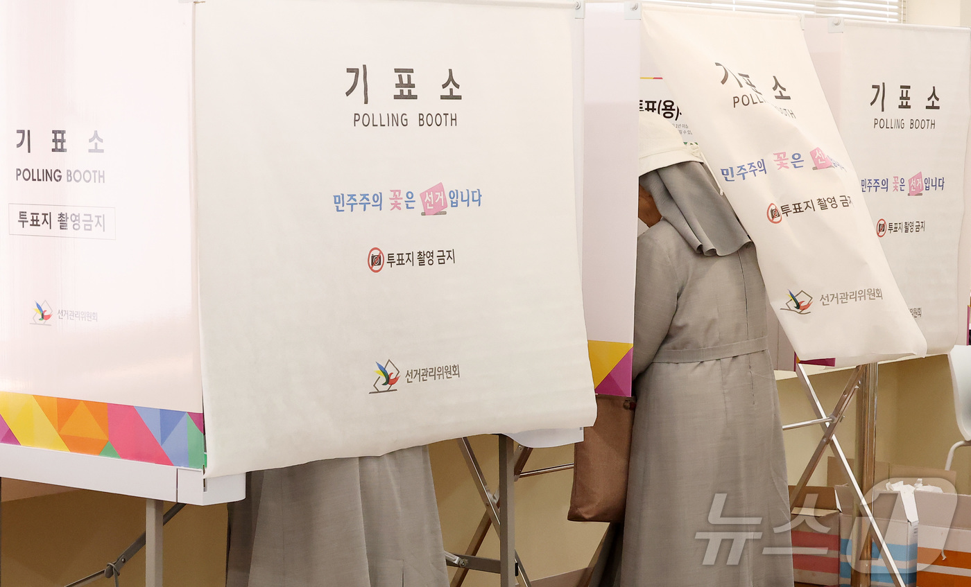 (서울=뉴스1) 김성진 기자 = 제9회 전국동시지방선거일인 3일 오전 서울 중구 명동주민센터에 마련된 투표소에서 수녀님들이 투표하고 있다.전국 광역단체장 16명, 교육감 16명, …