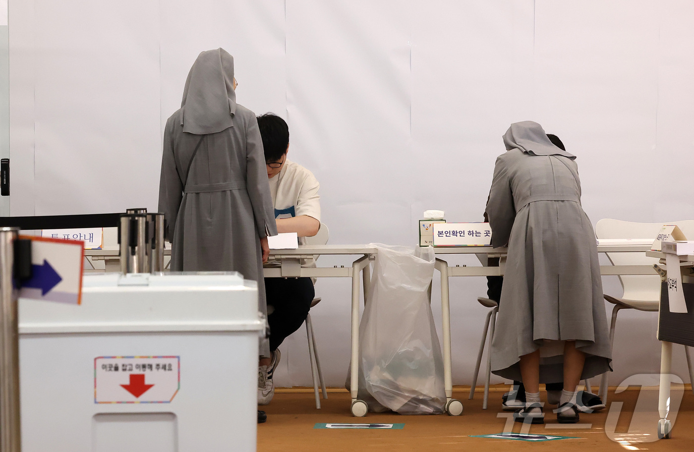 (서울=뉴스1) 김성진 기자 = 제9회 전국동시지방선거일인 3일 오전 서울 중구 명동주민센터에 마련된 투표소에서 수녀님들이 본인 확인을 하고 있다.전국 광역단체장 16명, 교육감 …