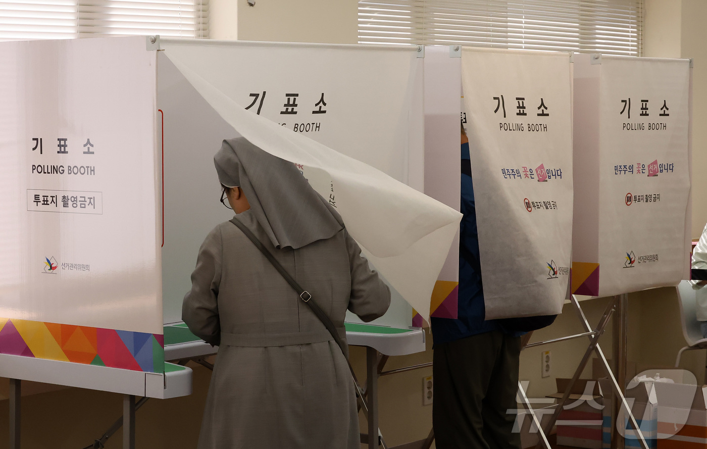 (서울=뉴스1) 김성진 기자 = 제9회 전국동시지방선거일인 3일 오전 서울 중구 명동주민센터에 마련된 투표소에서 수녀님들이 기표소로 향하고 있다.전국 광역단체장 16명, 교육감 1 …