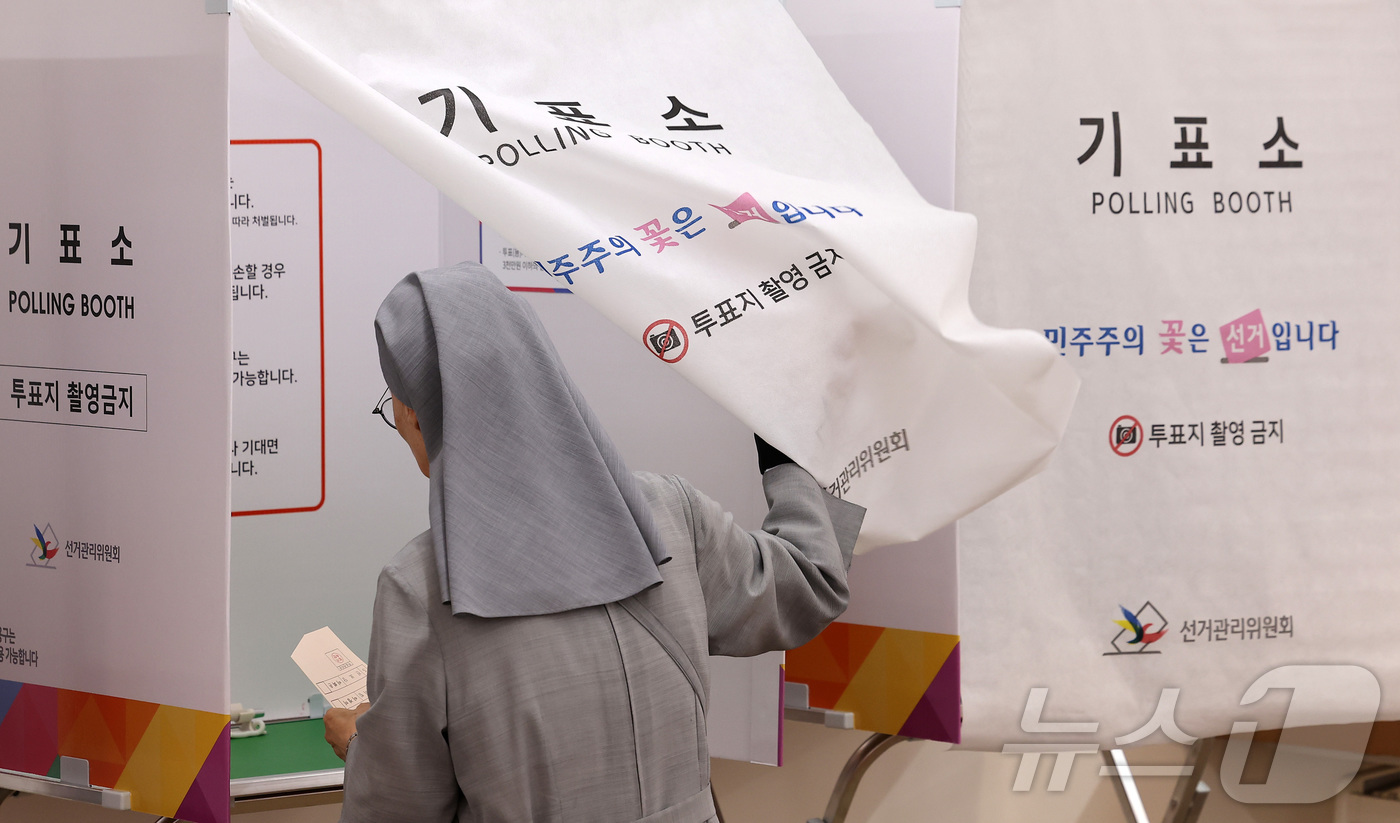 (서울=뉴스1) 김성진 기자 = 제9회 전국동시지방선거일인 3일 오전 서울 중구 명동주민센터에 마련된 투표소에서 수녀님들이 기표소로 향하고 있다.전국 광역단체장 16명, 교육감 1 …