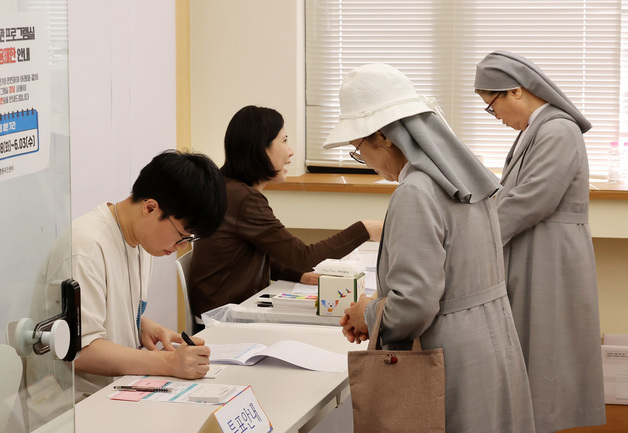 투표소 찾은 수녀님