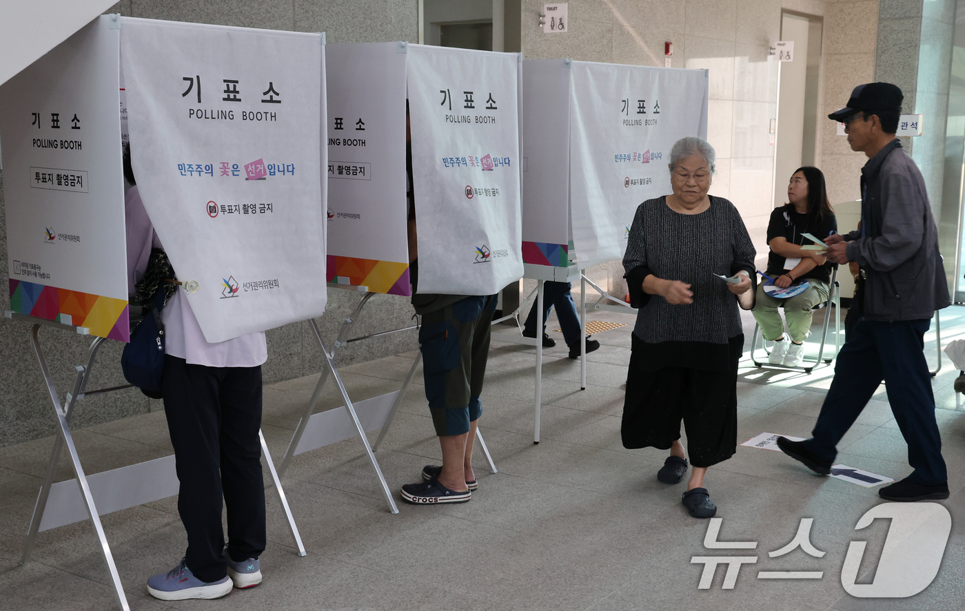 (대전=뉴스1) 김기태 기자 = 제9회 전국동시지방선거날인 3일 대전 동구 중앙동 제2투표소에서 시민들이 투표하고 있다.  2026.6.3/뉴스1