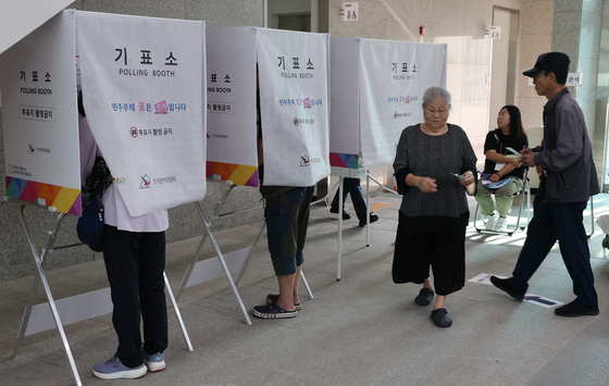 투표하는 시민들