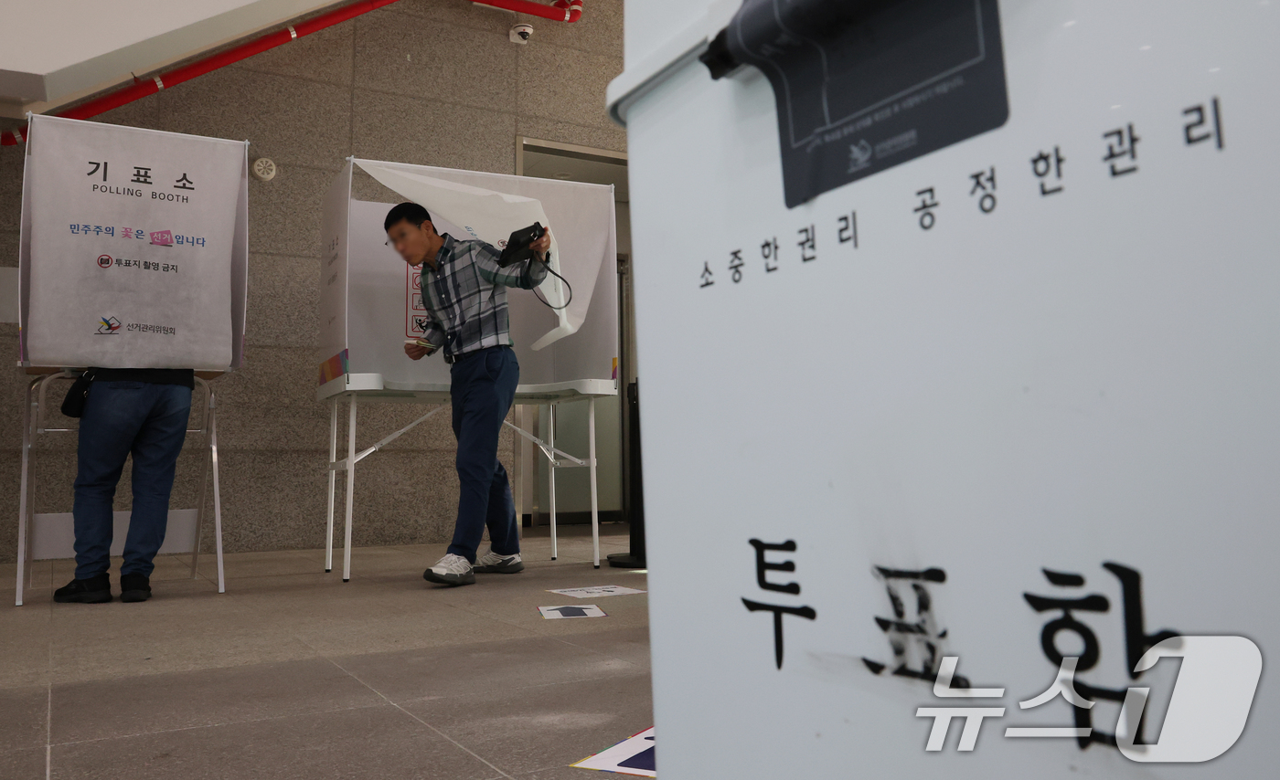 (대전=뉴스1) 김기태 기자 = 제9회 전국동시지방선거날인 3일 대전 동구 중앙동 제2투표소에서 시민들이 투표하고 있다.  2026.6.3/뉴스1