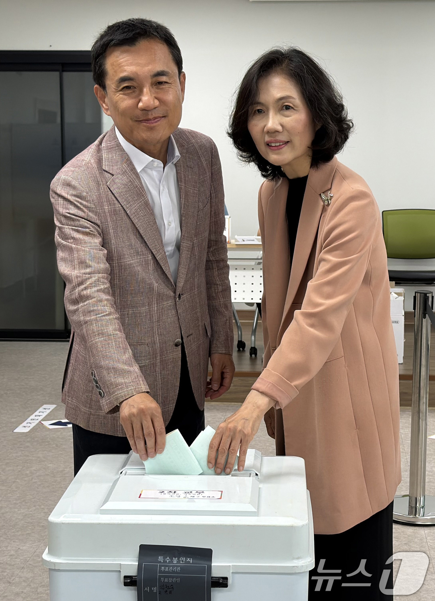 (춘천=뉴스1) 한귀섭 기자 = 김진태 국민의힘 강원도지사 후보가 3일 오전 춘천시 요선동 춘천시자원봉사센터에 마련된 투표소를 찾아 배우자 원현순 씨와 한 표를 행사하고 있다. 2 …