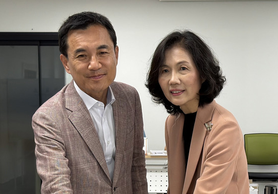 김진태 강원도지사 후보 '배우자와 한표 행사'