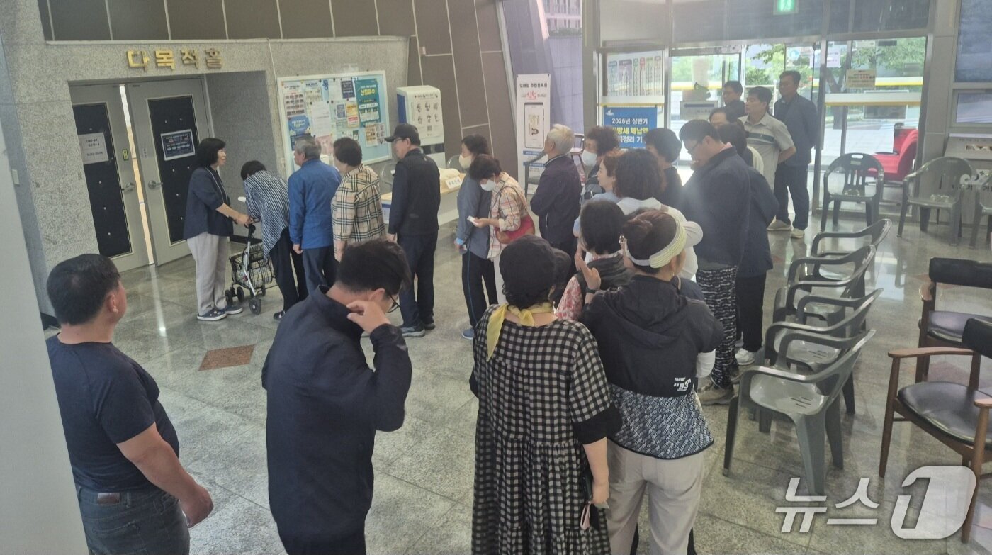 본문 이미지 - 충북 제천시 교통 4투표소 교동행정복지센터가 이른 시간부터 북적였다.(독자 제공. 재판매 및 DB금지)/뉴스1