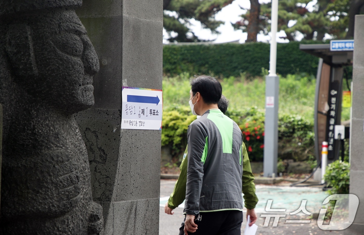 (제주=뉴스1) 고동명 기자 = 제9회 전국동시지방선거일인 3일 오전 제주도내 한 투표소에 유권자들이 들어서고 있다. 2026.6.3/뉴스1