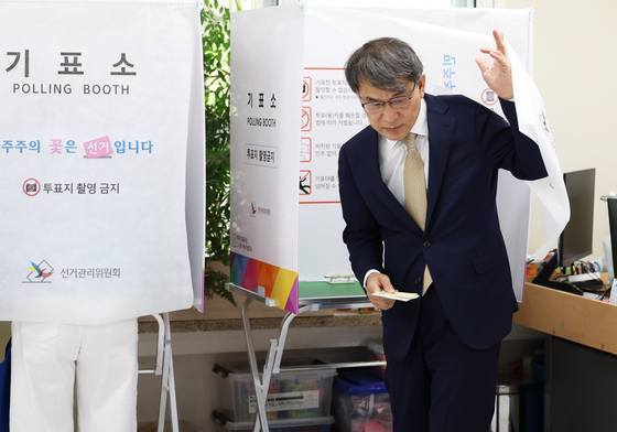 선거관리위원장도 한 표 행사