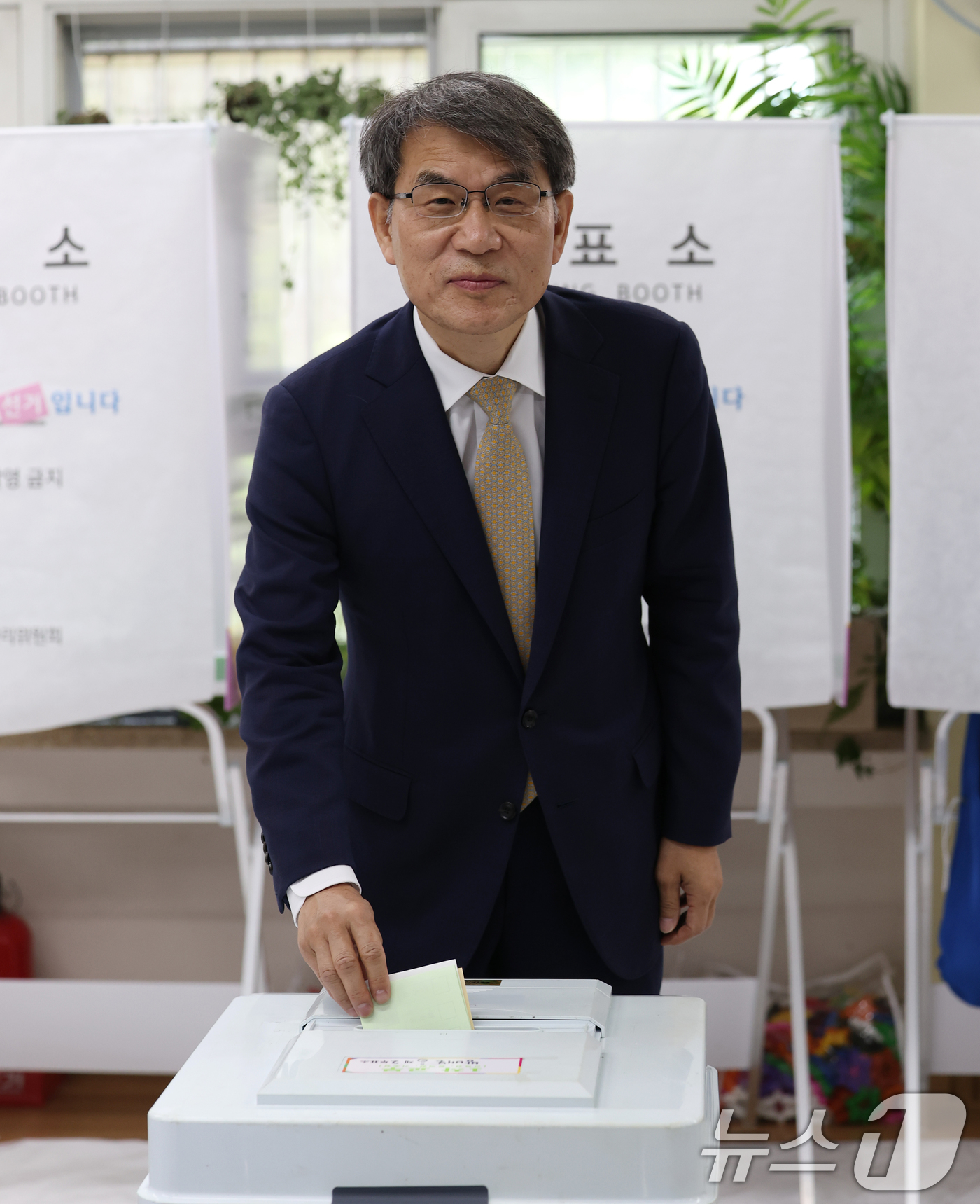 (서울=뉴스1) 오대일 기자 = 노태악 중앙선거관리위원장이 제9회 전국동시지방선거 및 국회의원 재·보궐 선거일인 3일 오전 서울 서초구 서래초등학교에 마련된 투표소에서 한 표를 행 …