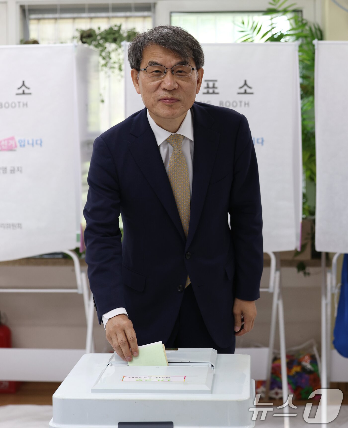 본문 이미지 - 노태악 중앙선거관리위원장이 제9회 전국동시지방선거 및 국회의원 재·보궐 선거 시작된 3일 오전 서울 서초구 서래초등학교에 마련된 투표소에서 한 표를 행사하고 있다. 2026.6.3 ⓒ 뉴스1 오대일 기자
