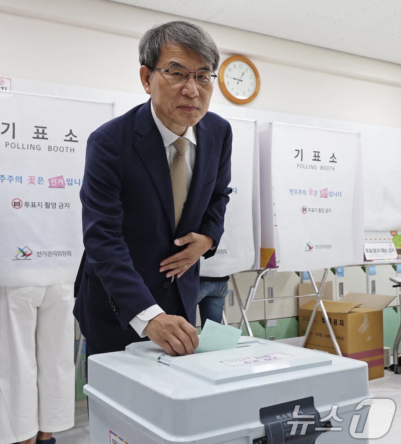 본문 이미지 - 노태악 중앙선거관리위원장이 제9회 전국동시지방선거 및 국회의원 재·보궐 선거 시작된 3일 오전 서울 서초구 서래초등학교에 마련된 투표소에서 한 표를 행사하고 있다. 2026.6.3 ⓒ 뉴스1 오대일 기자