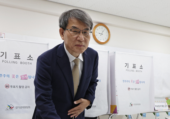 투표하는 노태악 선관위원장