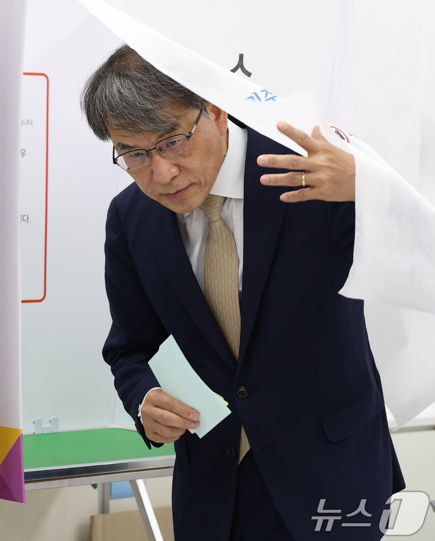(서울=뉴스1) 오대일 기자 = 노태악 중앙선거관리위원장이 제9회 전국동시지방선거 및 국회의원 재·보궐 선거일인 3일 오전 서울 서초구 서래초등학교에 마련된 투표소에서 한 표를 행 …