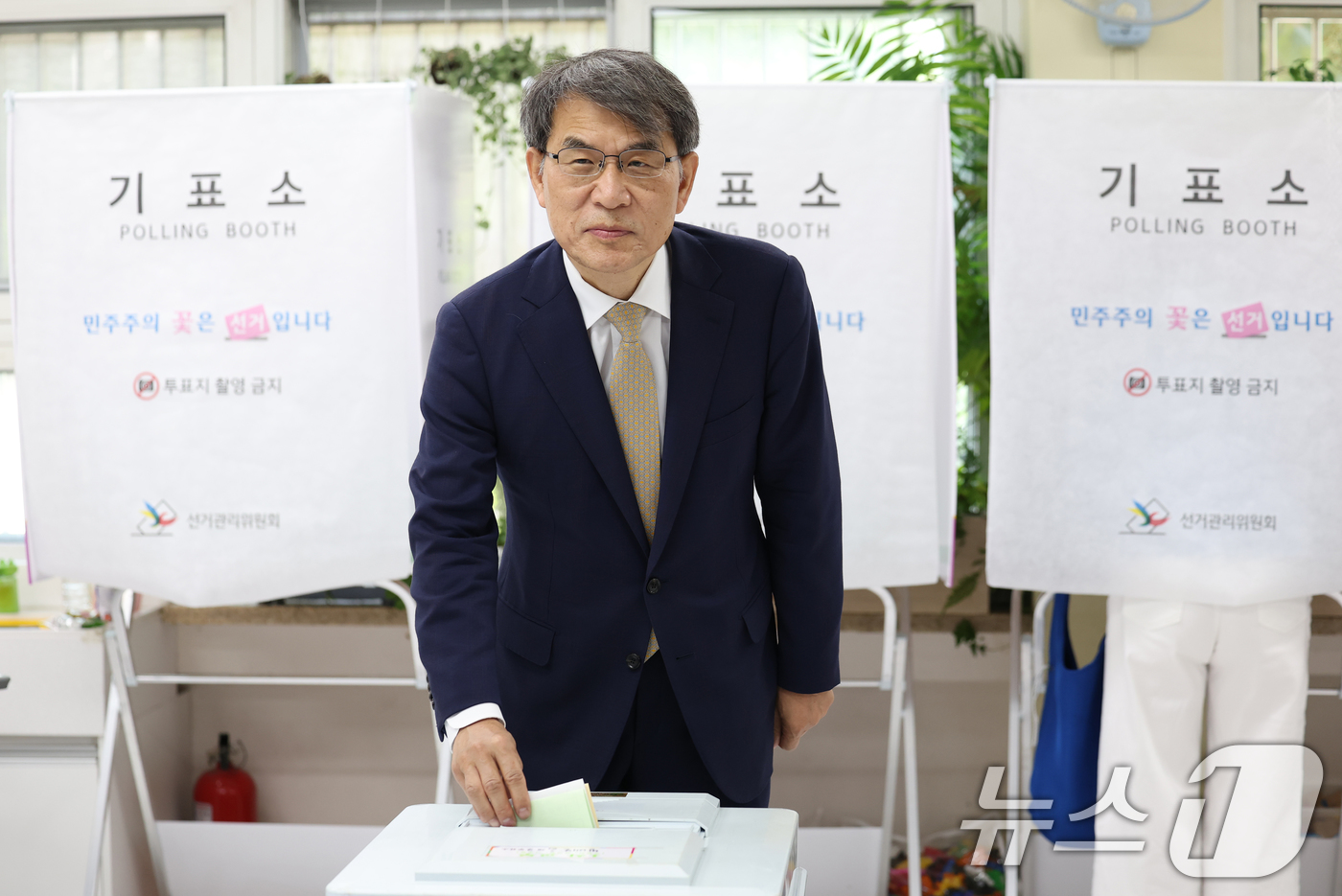 (서울=뉴스1) 오대일 기자 = 노태악 중앙선거관리위원장이 제9회 전국동시지방선거 및 국회의원 재·보궐 선거일인 3일 오전 서울 서초구 서래초등학교에 마련된 투표소에서 한 표를 행 …