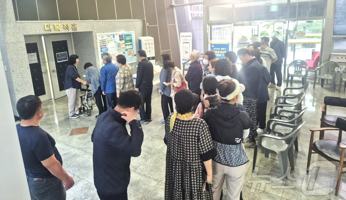 (제천=뉴스1) 손도언 기자 = 9회 지방선거 본투표가 시작된 3일 오전 5시 55분 충북 제천 지역 투표소는 이른 시간부터 시민들로 북적였다. 투표 시작과 함께 두 줄이 형성되기 …