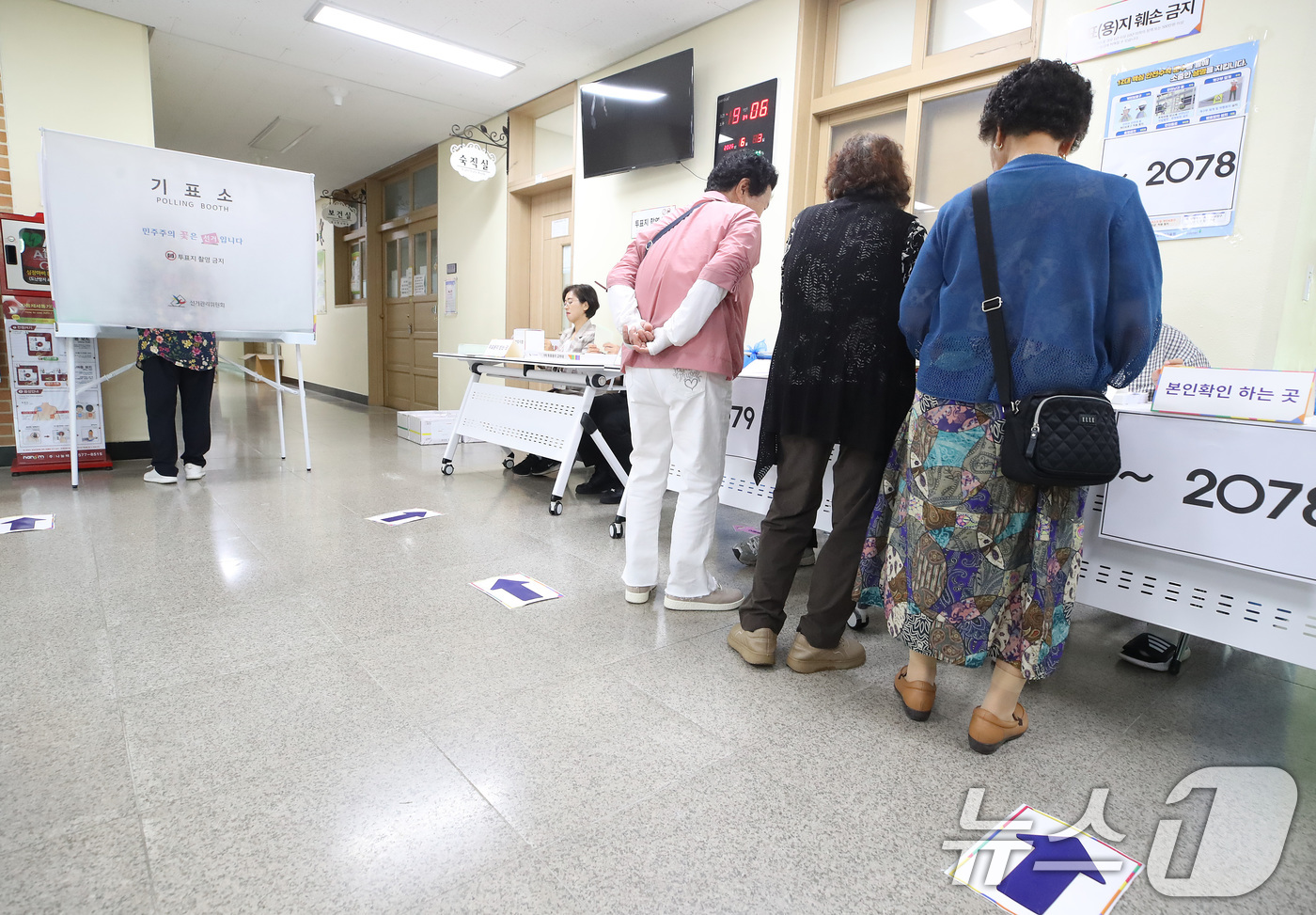 (대구=뉴스1) 공정식 기자 = 제9회 전국동시지방선거일인 3일 오전 대구 달성군 비슬초등학교에 마련된 유가읍 제3투표소를 찾은 유권자들이 투표하고 있다. 2026.6.3/뉴스1