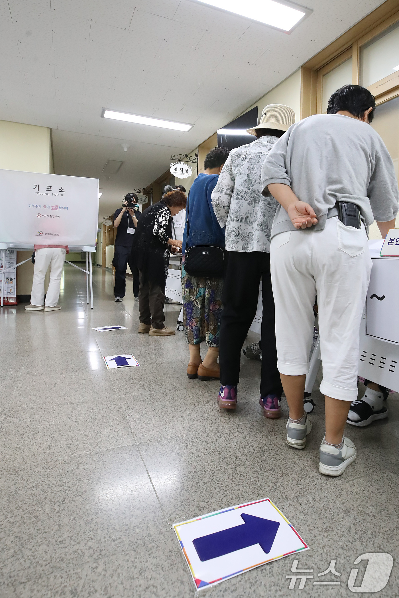 (대구=뉴스1) 공정식 기자 = 제9회 전국동시지방선거일인 3일 오전 대구 달성군 비슬초등학교에 마련된 유가읍 제3투표소를 찾은 유권자들이 투표하고 있다. 2026.6.3/뉴스1