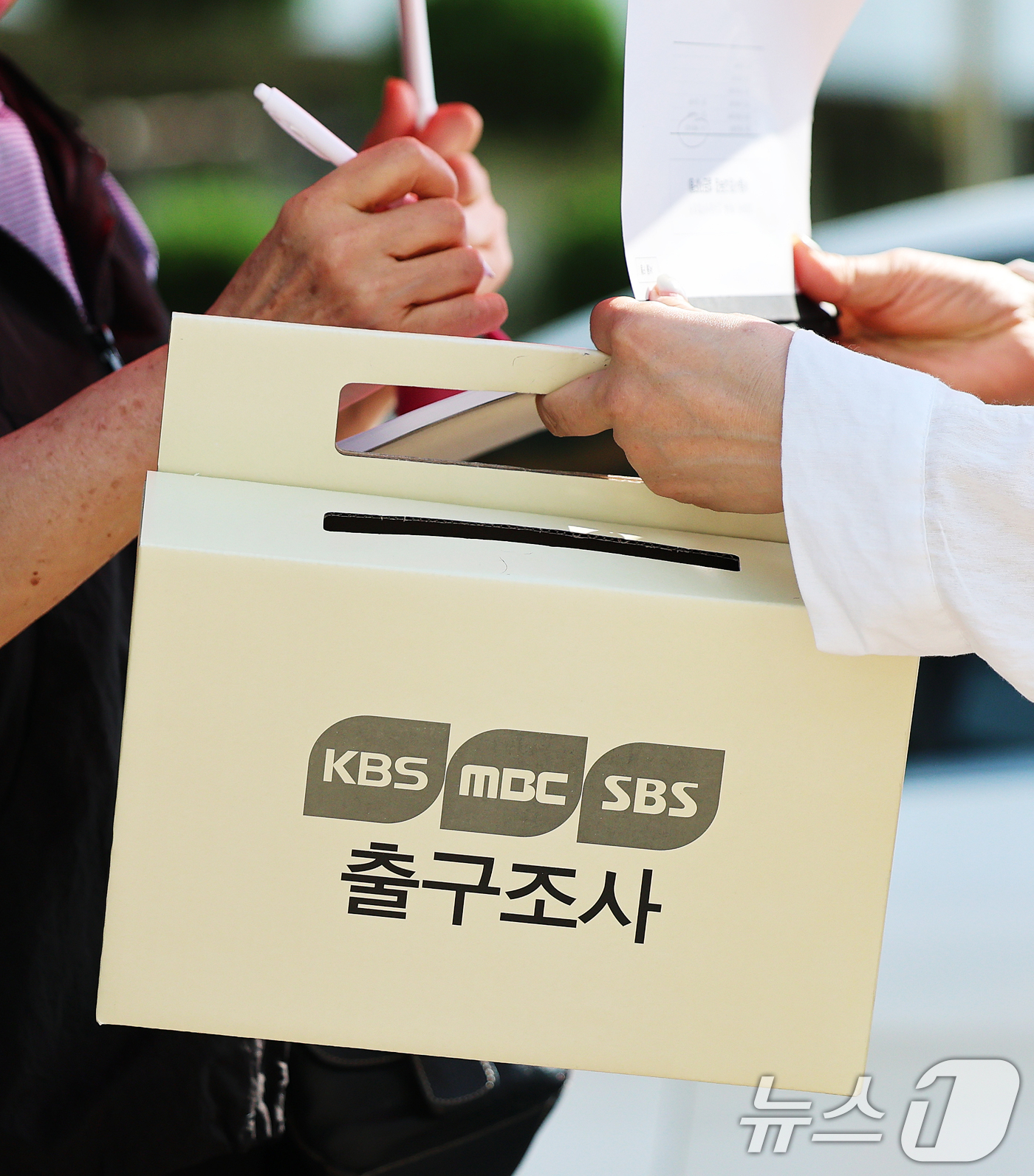 (서울=뉴스1) 오대일 기자 = 제9회 전국동시지방선거 및 국회의원 재·보궐 선거일인 3일 오전 서울 서초구 서래초등학교에 마련된 투표소에서 투표를 마친 유권자들을 상대로 지상파 …