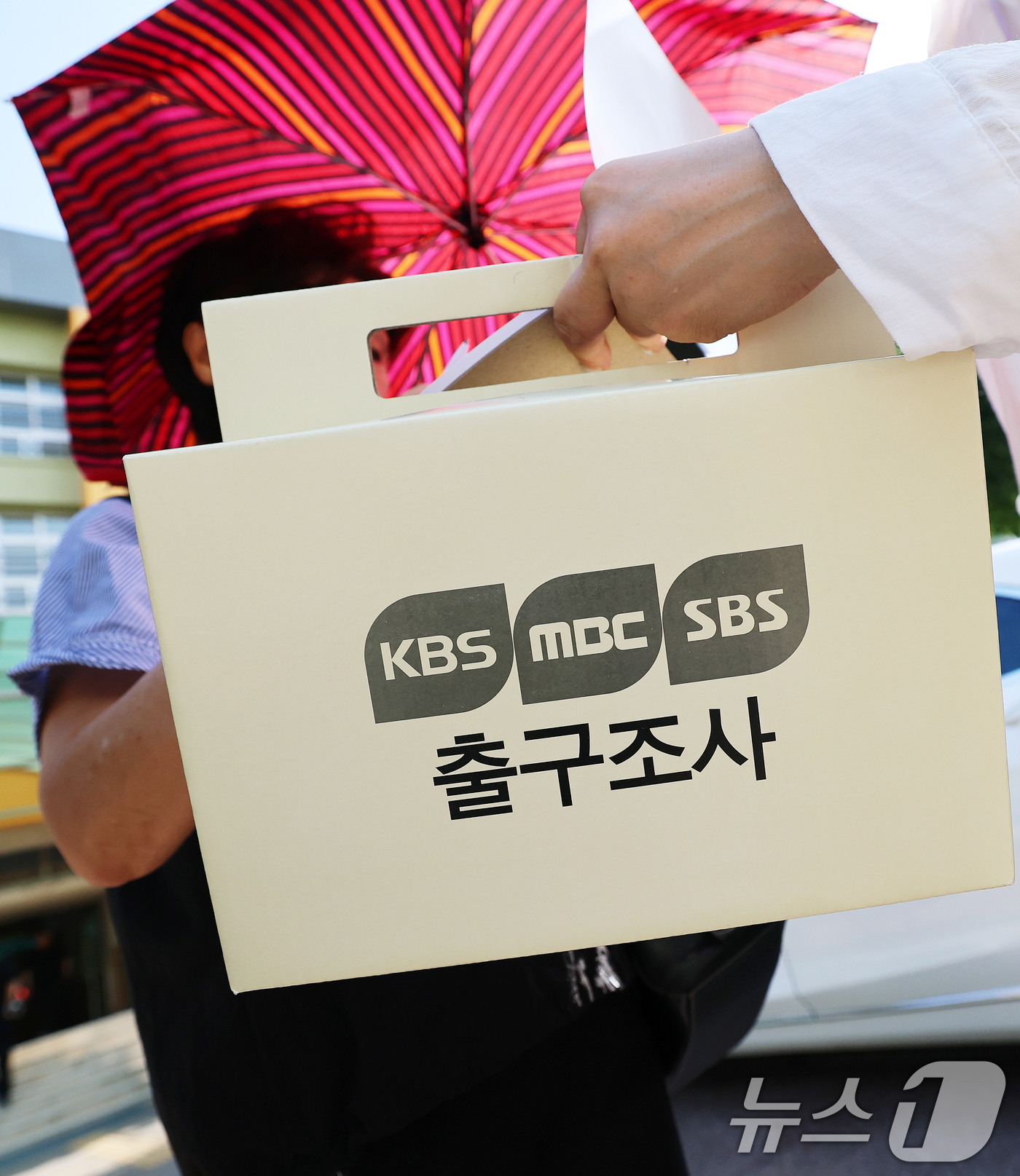 (서울=뉴스1) 오대일 기자 = 제9회 전국동시지방선거 및 국회의원 재·보궐 선거일인 3일 오전 서울 서초구 서래초등학교에 마련된 투표소에서 투표를 마친 유권자들을 상대로 지상파 …