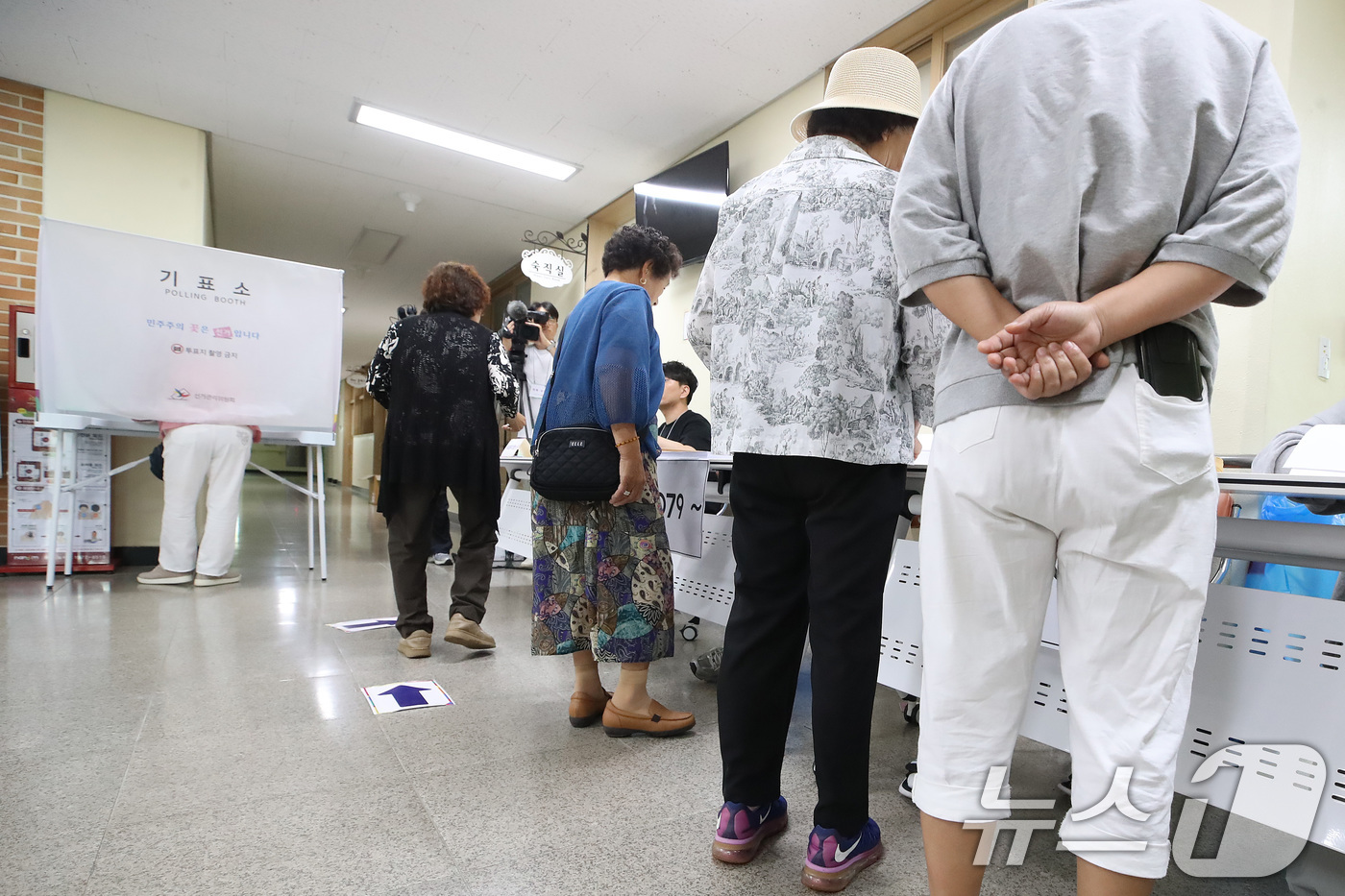 (대구=뉴스1) 공정식 기자 = 제9회 전국동시지방선거일인 3일 오전 대구 달성군 비슬초등학교에 마련된 유가읍 제3투표소를 찾은 유권자들이 투표하고 있다. 2026.6.3/뉴스1