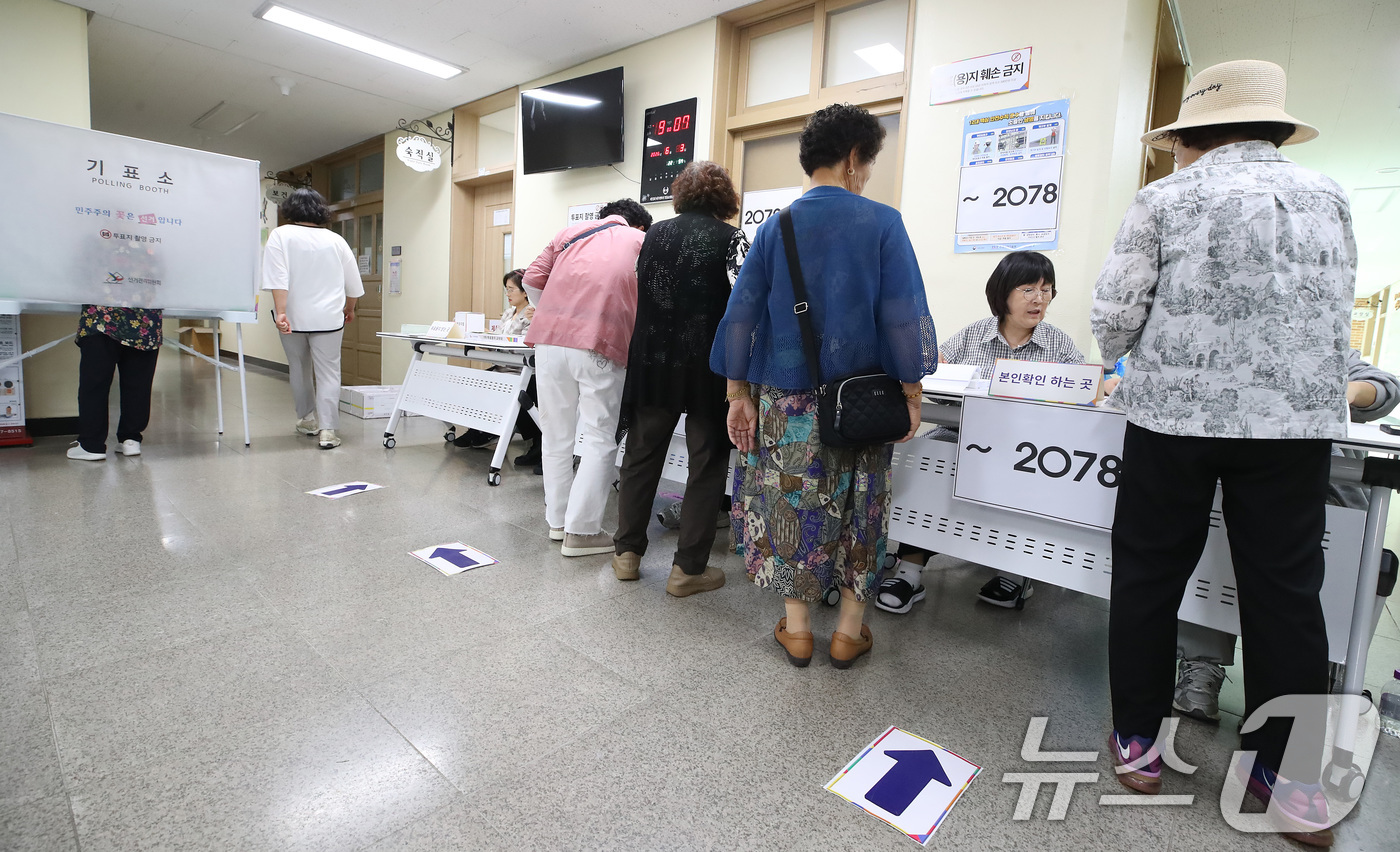 (대구=뉴스1) 공정식 기자 = 제9회 전국동시지방선거일인 3일 오전 대구 달성군 비슬초등학교에 마련된 유가읍 제3투표소를 찾은 유권자들이 투표하고 있다. 2026.6.3/뉴스1