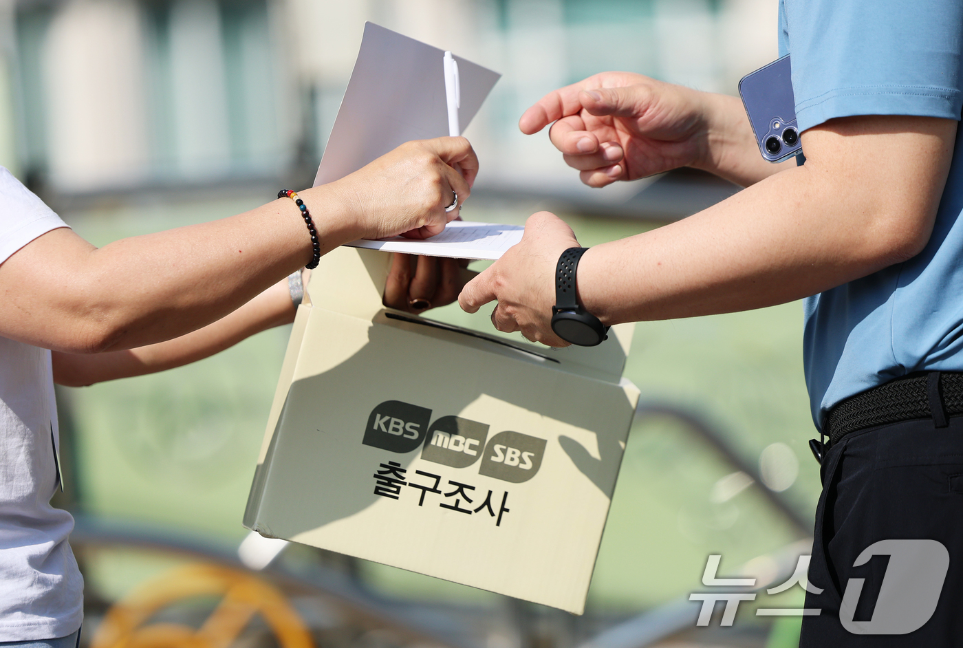 (서울=뉴스1) 오대일 기자 = 제9회 전국동시지방선거 및 국회의원 재·보궐 선거일인 3일 오전 서울 서초구 서래초등학교에 마련된 투표소에서 투표를 마친 유권자들을 상대로 지상파 …