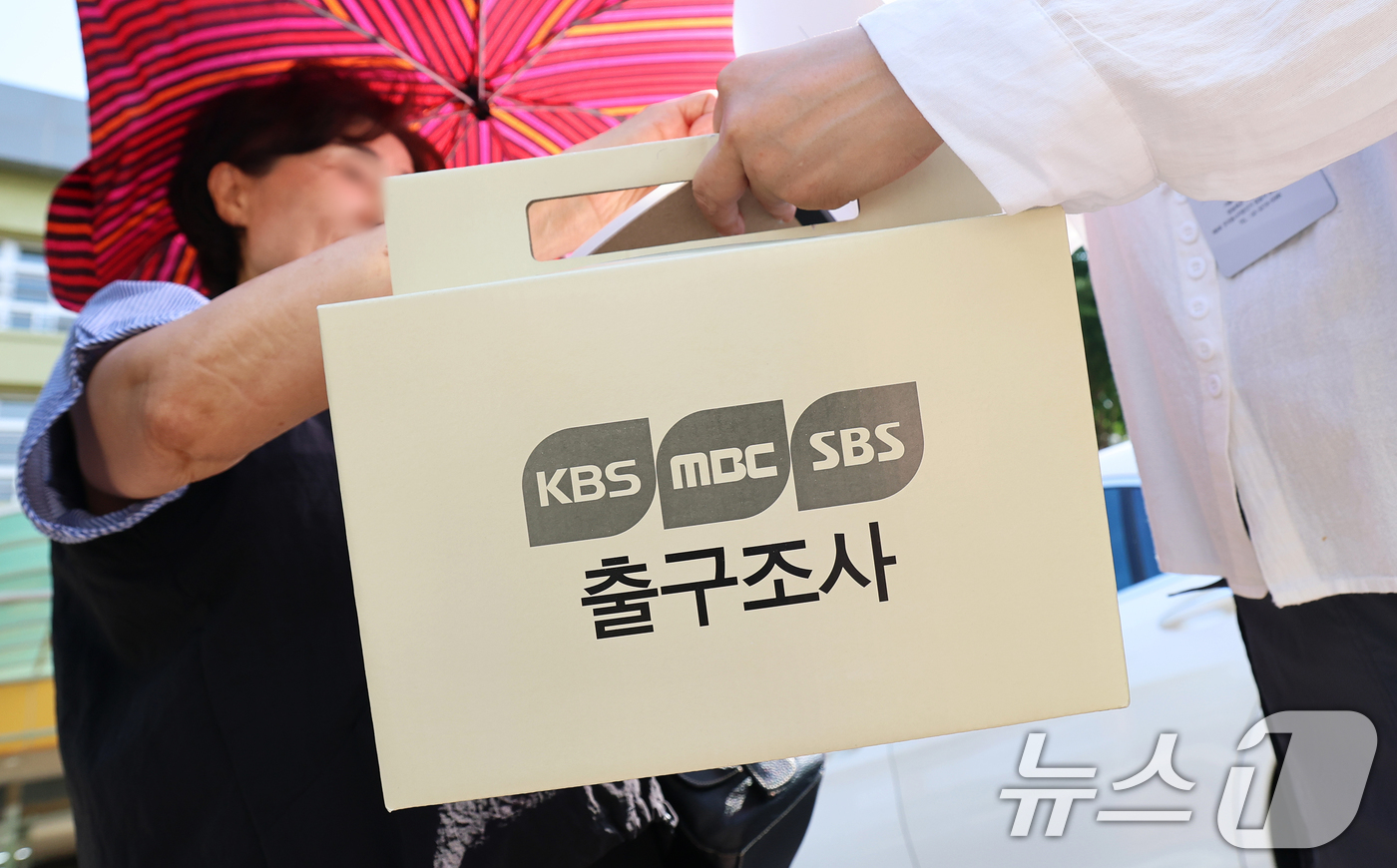 (서울=뉴스1) 오대일 기자 = 제9회 전국동시지방선거 및 국회의원 재·보궐 선거일인 3일 오전 서울 서초구 서래초등학교에 마련된 투표소에서 투표를 마친 유권자들을 상대로 지상파 …