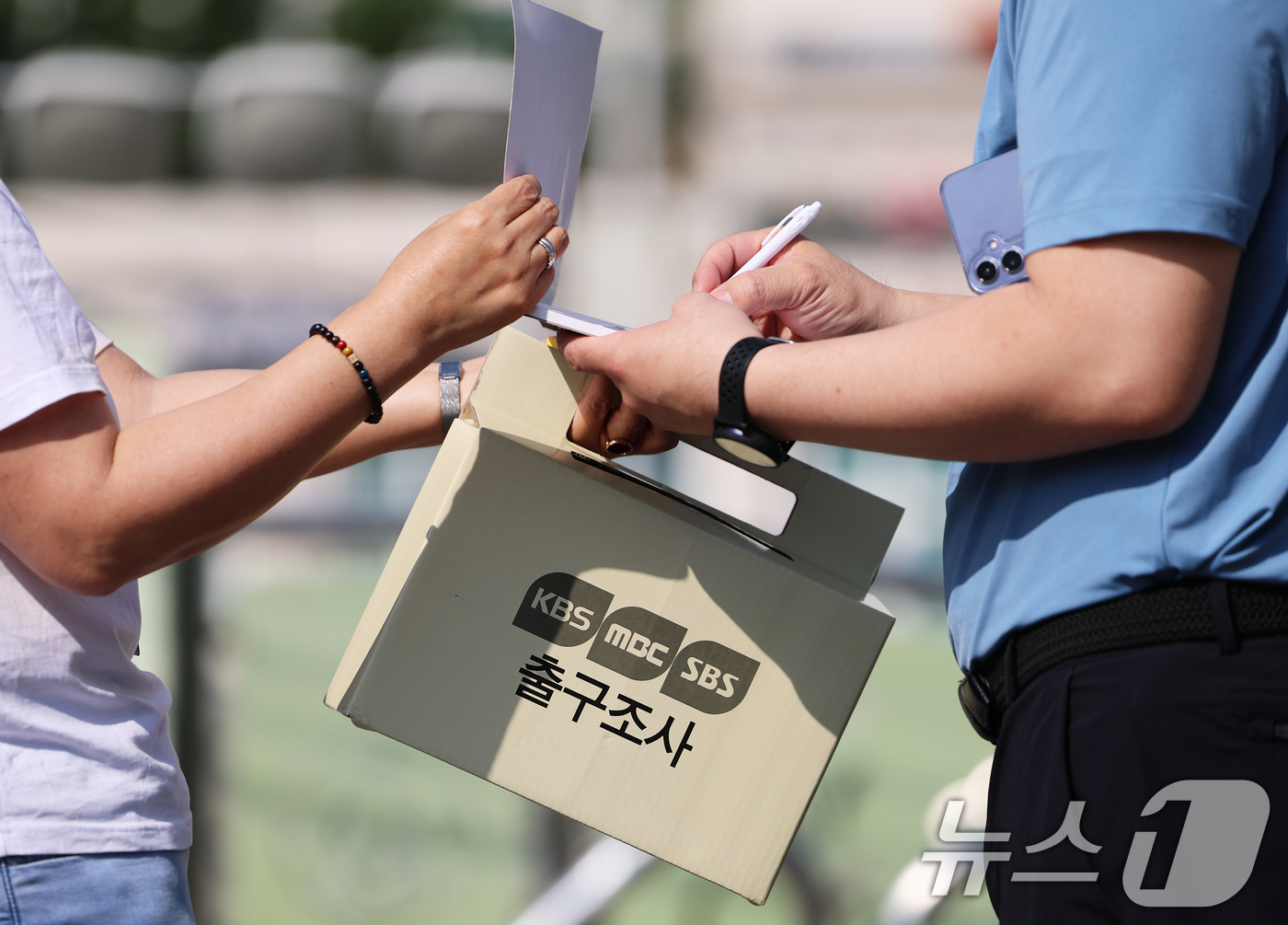 (서울=뉴스1) 오대일 기자 = 제9회 전국동시지방선거 및 국회의원 재·보궐 선거일인 3일 오전 서울 서초구 서래초등학교에 마련된 투표소에서 투표를 마친 유권자들을 상대로 지상파 …