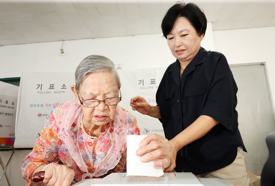 110세 어르신도, 아이 안은 엄마도…전국 투표소 소중한 걸음(종합)