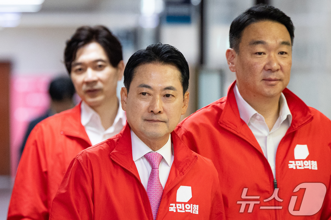 (서울=뉴스1) 유승관 기자 = 장동혁 국민의힘 대표를 비롯한 지도부가 제9회 전국동시지방선거 및 국회의원 재보궐 선거일인 3일 서울 여의도 국회에서 열린 중앙선거대책위원회의에 참 …