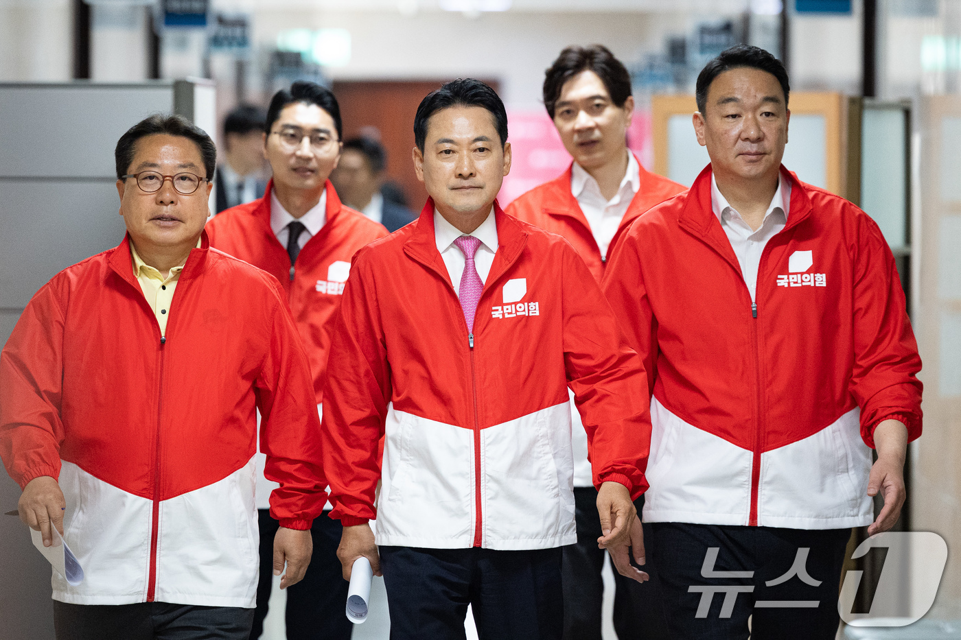 (서울=뉴스1) 유승관 기자 = 장동혁 국민의힘 대표를 비롯한 지도부가 제9회 전국동시지방선거 및 국회의원 재보궐 선거일인 3일 서울 여의도 국회에서 열린 중앙선거대책위원회의에 참 …