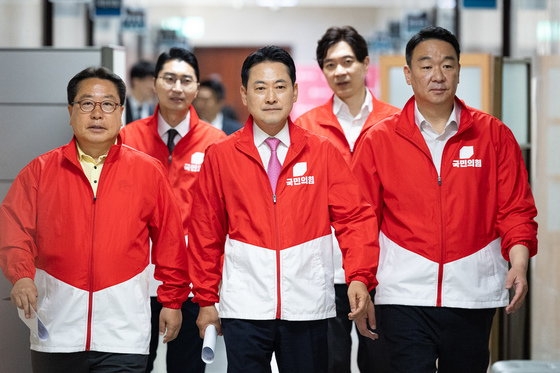 중앙선대위 들어서는 장동혁 국민의힘 대표