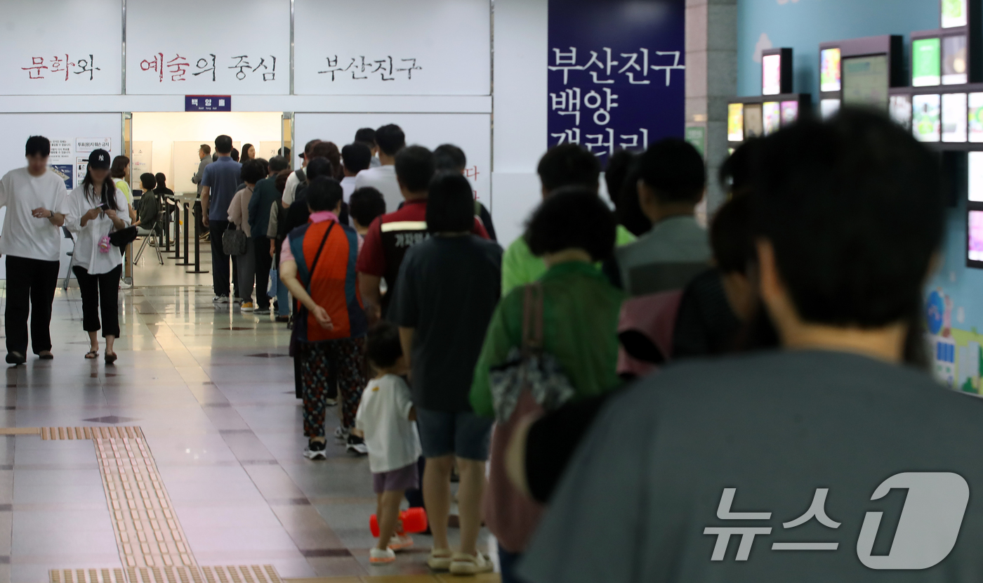 (부산=뉴스1) 윤일지 기자 = 제9회 전국동시지방선거 및 국회의원 재·보궐선거일인 3일 부산 부산진구청에 마련된 부암제1동제4투표소에서 유권자들이 투표를 하기 위해 줄을 서 있다 …