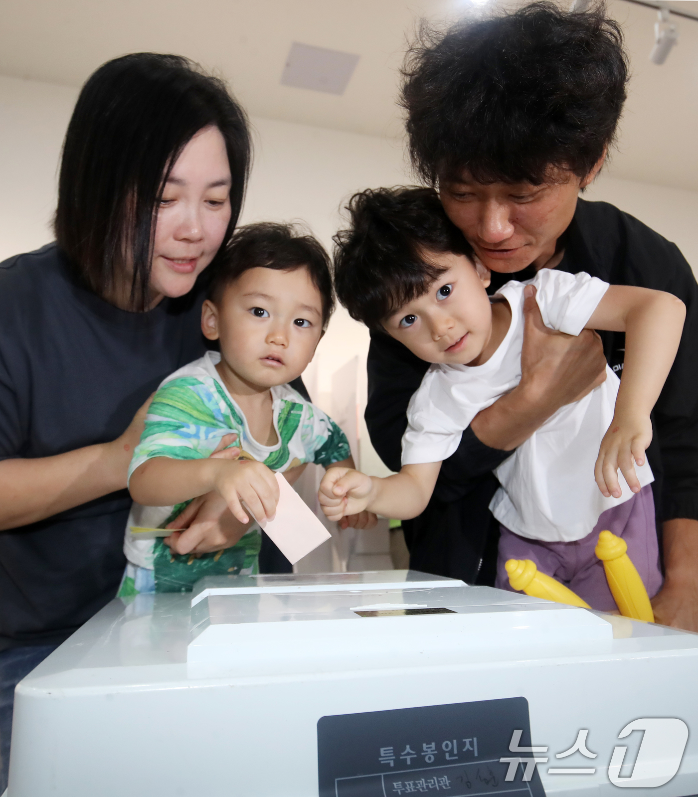 (부산=뉴스1) 윤일지 기자 = 제9회 전국동시지방선거 및 국회의원 재·보궐선거일인 3일 부산 부산진구청에 마련된 부암제1동제4투표소에서 유권자들이 아이들과 함께 투표를 하고 있다 …