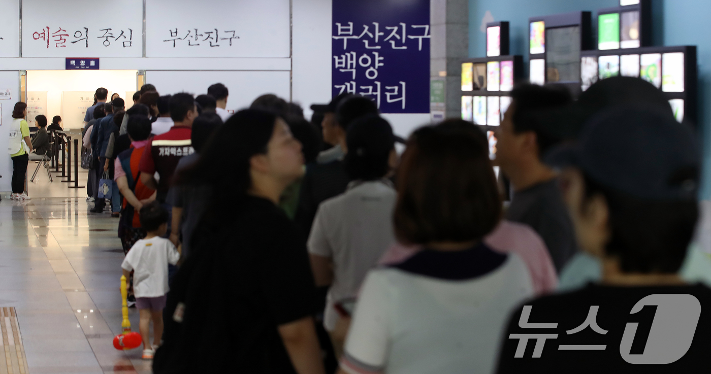 (부산=뉴스1) 윤일지 기자 = 제9회 전국동시지방선거 및 국회의원 재·보궐선거일인 3일 부산 부산진구청에 마련된 부암제1동제4투표소에서 유권자들이 투표를 하기 위해 줄을 서 있다 …
