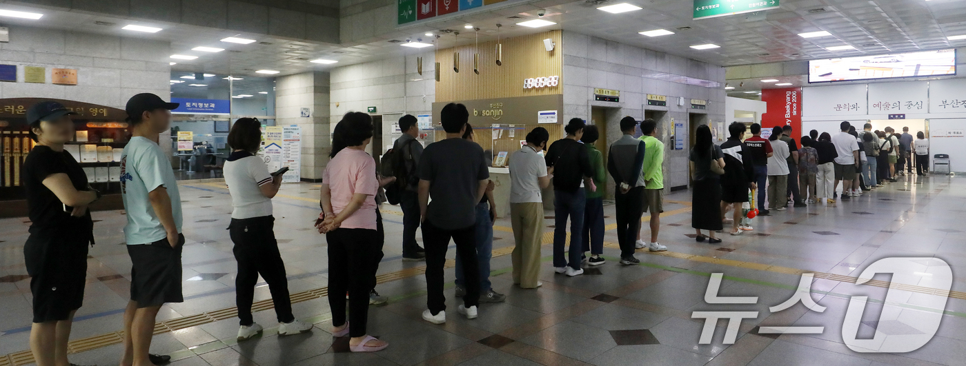 (부산=뉴스1) 윤일지 기자 = 제9회 전국동시지방선거 및 국회의원 재·보궐선거일인 3일 부산 부산진구청에 마련된 부암제1동제4투표소에서 유권자들이 투표를 하기 위해 줄을 서 있다 …