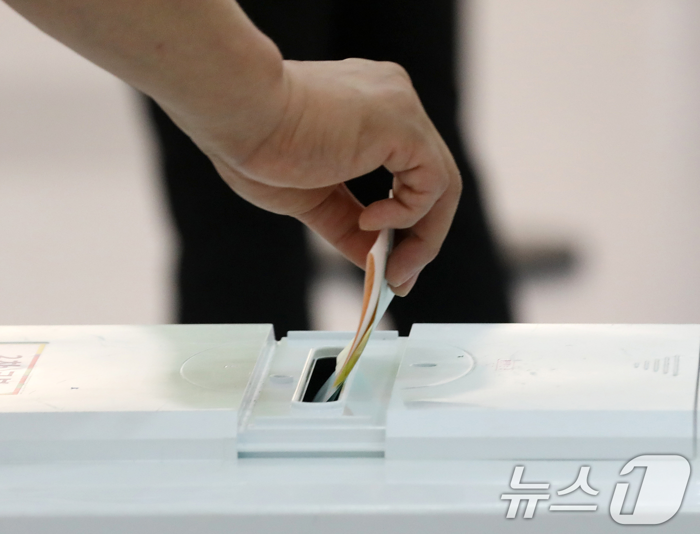 (부산=뉴스1) 윤일지 기자 = 제9회 전국동시지방선거 및 국회의원 재·보궐선거일인 3일 부산 부산진구청에 마련된 부암제1동제4투표소에서 유권자가 투표를 하고 있다.  2026.6 …