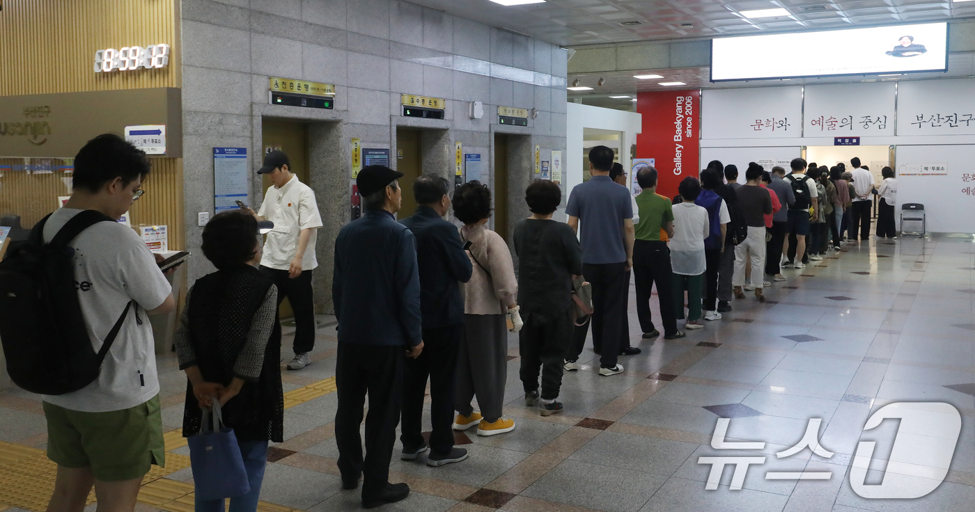 (부산=뉴스1) 윤일지 기자 = 제9회 전국동시지방선거 및 국회의원 재·보궐선거일인 3일 부산 부산진구청에 마련된 부암제1동제4투표소에서 유권자들이 투표를 하기 위해 줄을 서 있다 …