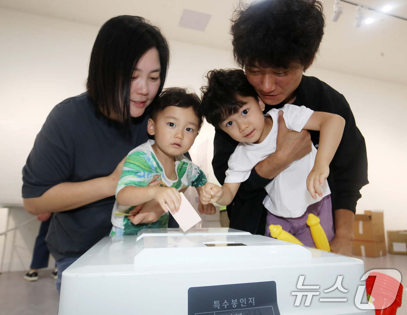 (부산=뉴스1) 윤일지 기자 = 제9회 전국동시지방선거 및 국회의원 재·보궐선거일인 3일 부산 부산진구청에 마련된 부암제1동제4투표소에서 유권자들이 아이들과 함께 투표를 하고 있다 …